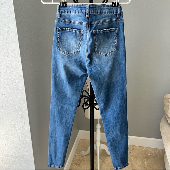 Almost famous size 5, distressed skinny jeans - Picture 3 of 10